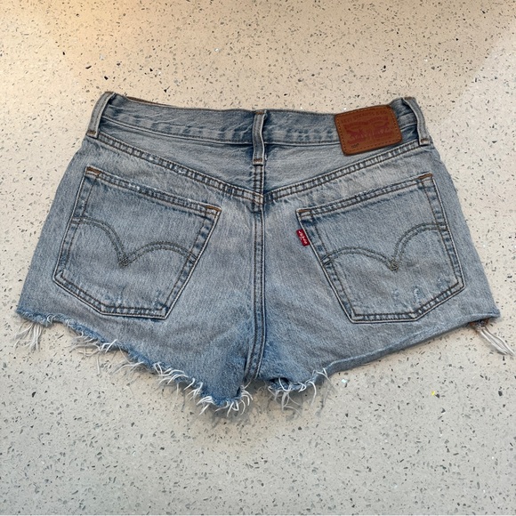 Levi’s mid rise denim shorts - Picture 2 of 4